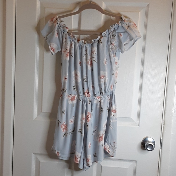 Romper Floral Shorts Size Small - Picture 2 of 5